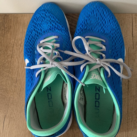 Nike Training Shoes (Size 8) - Picture 3 of 6